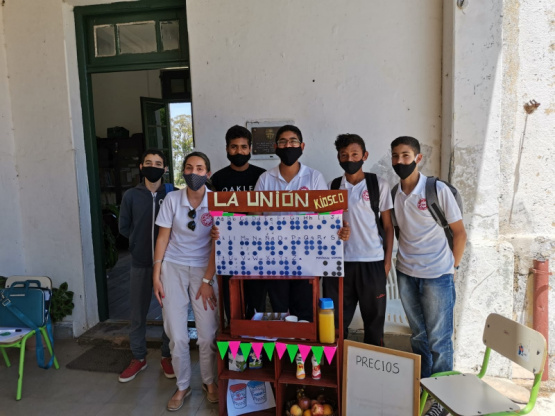 Alumnos del liceo Jaime Beitler implementan quioscos inclusivos en la comunidad.